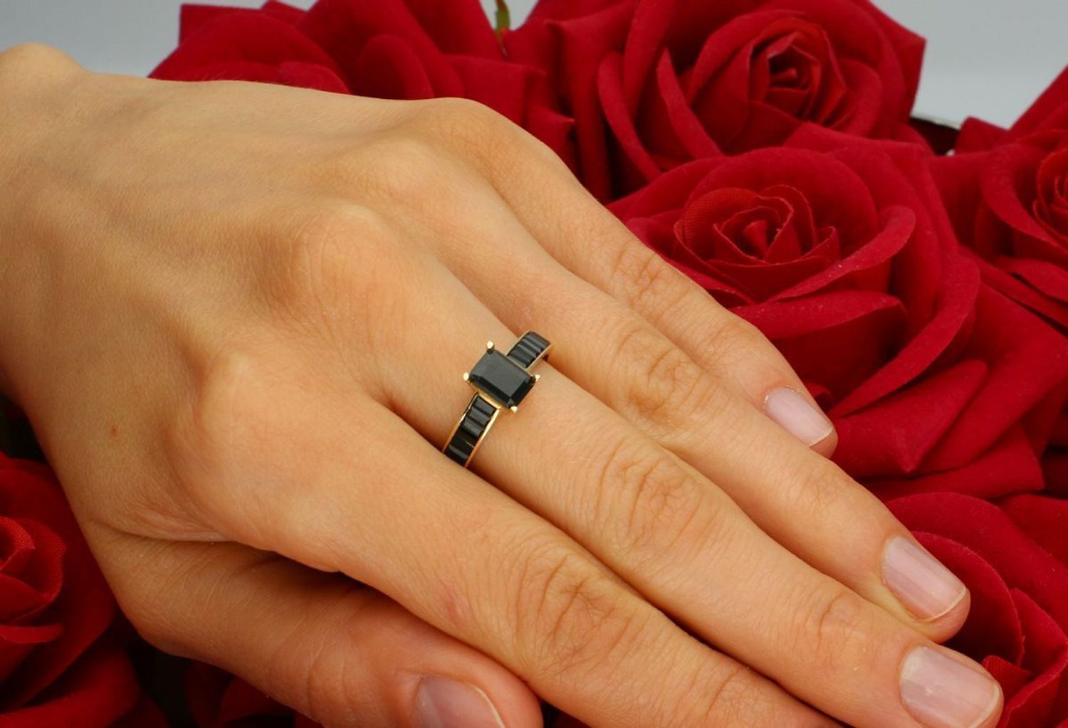 Złoty pierścionek damski próby 585, zdobiony czarnymi cyrkoniami. Waga 2,36 g, rozmiar cyrkonii 5 mm x 7 mm, szerokość szyny 2 mm. Model PI 6561 585 – elegancki pierścionek z nowoczesnym 1.jpg